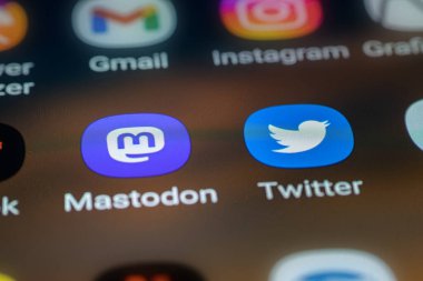 Buenos Aires, Arjantin - 11 Kasım: Cep telefonu ekranında Mastodon ve Twitter logosu.