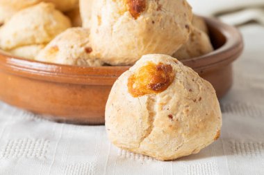 Bir Chipa 'ya yakın, tipik Paraguay peynirli ekmek.