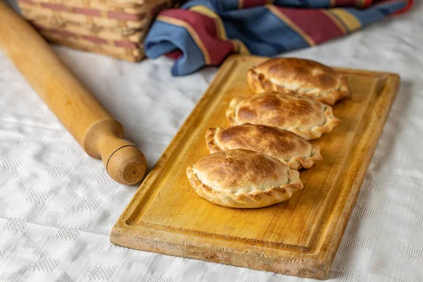 Tradycyjne Pieczone Empanady Argentyńskie Desce Przestrzeń Kopiowania — Zdjęcie stockowe