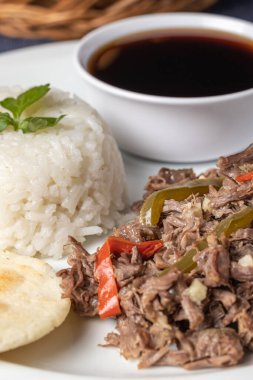 Pirinç ve soslu doğranmış et, tipik Küba yemeği..