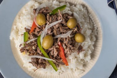 Pirinçli doğranmış et manzarası, tipik Küba yemekleri..