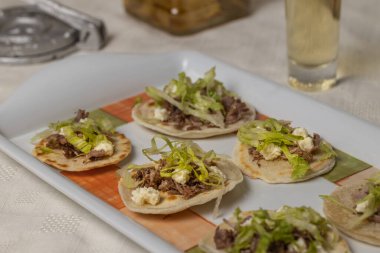 Chalupas 'a yakın, tipik Meksika yemeği tortilla, sos, peynir, et ve maruldan yapılır..