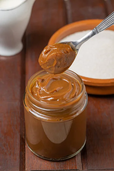 Dulce de leche ile kaşık, Arjantin 'den geleneksel tatlı.