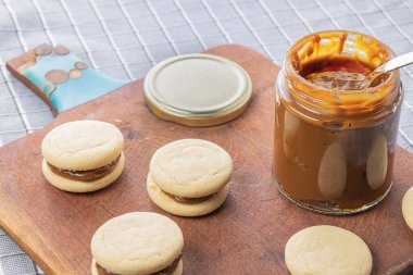 Alfajores de dulce de leche, geleneksel Arjantin tatlısı, ahşap tahtada.