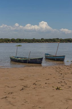 Nehir kıyısına demirlemiş iki kano..