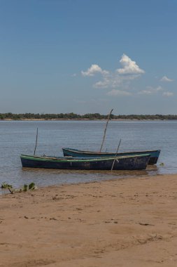 Nehir kıyısına demirlemiş iki kano..