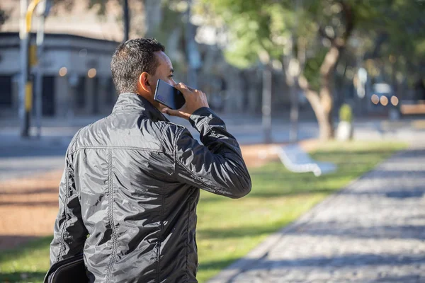 Mladý Latino Muž Mluví Mobilním Telefonu Vidět Zezadu Kopírovacím Prostorem — Stock fotografie