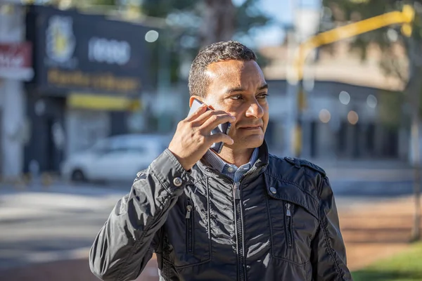 Portrét Mladého Latinskoamerického Muže Mluvícího Mobilním Telefonu — Stock fotografie