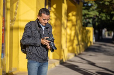Latin fotoğrafçı fotoğraf makinesinde fotokopi çektiriyor..
