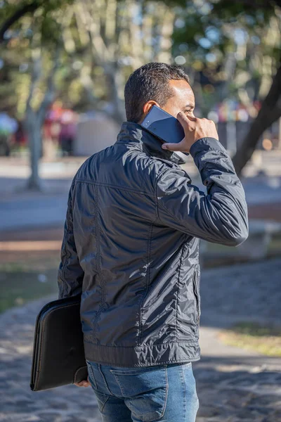 Mladý Latino Muž Mluví Mobilním Telefonu Vidět Zezadu — Stock fotografie