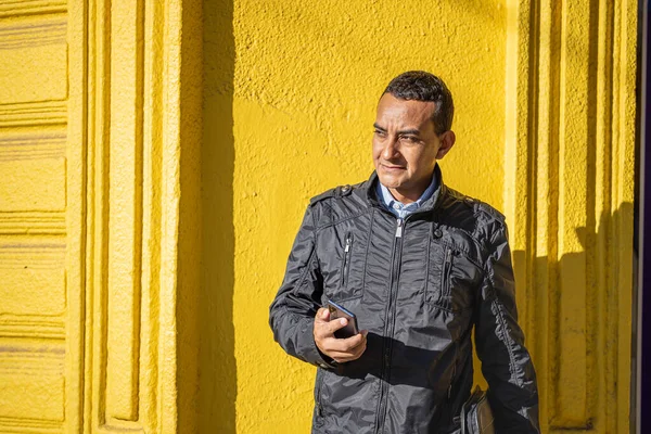 Portrét Mladého Latinskoamerického Muže Přes Žlutou Zeď Kopírovacím Prostorem — Stock fotografie