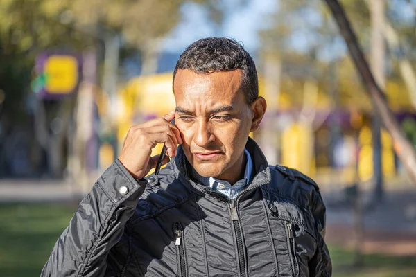 Latinské Mladé Muž Mluví Mobilním Telefonu — Stock fotografie
