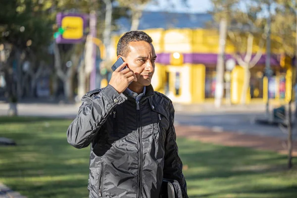 Latinské Mladé Muž Mluví Mobilním Telefonu Kopírovacím Prostorem — Stock fotografie