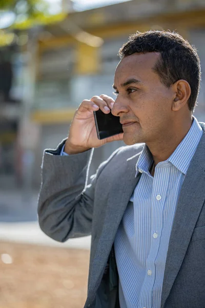 Střední Záběr Mladého Latinskoamerického Muže Mluvícího Telefonu — Stock fotografie