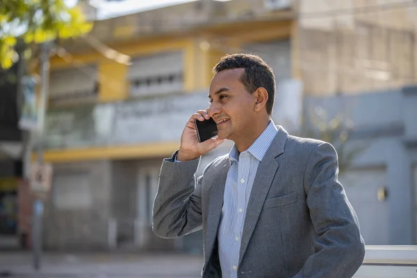 Mladý Latinský Muž Sedí Hranaté Lavičce Mluví Mobilním Telefonu Kopírovacím — Stock fotografie
