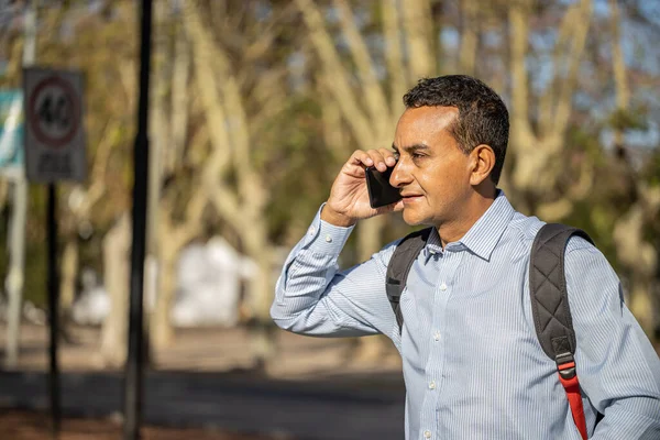 Mladý Latinský Muž Mluví Mobilním Telefonu Kopírovacím Prostorem — Stock fotografie