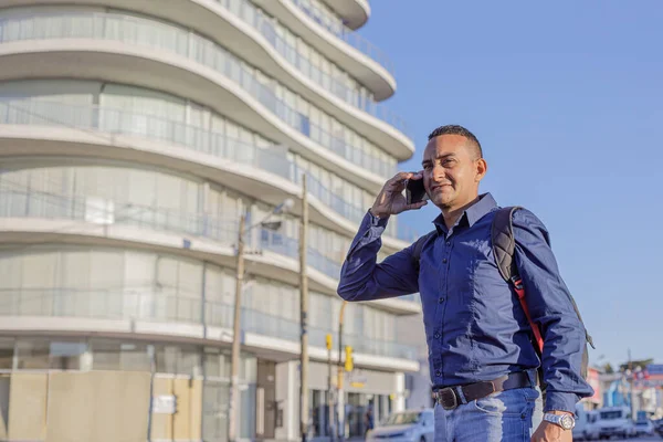 Portrét Mladého Latinskoamerického Muže Městě Mluvícího Mobilním Telefonu Kopírovacím Prostorem — Stock fotografie
