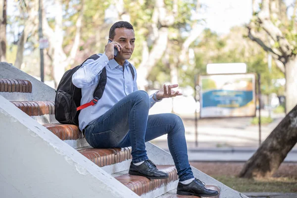 Mladý Latino Muž Sedí Schodech Mluví Mobilním Telefonu — Stock fotografie