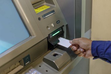 ATM 'ye boş bir kart yerleştiren bir adamın ayrıntıları..
