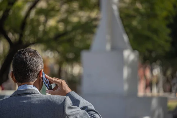 Mladý Latino Muž Mluví Mobilním Telefonu Kopírovacím Prostorem — Stock fotografie