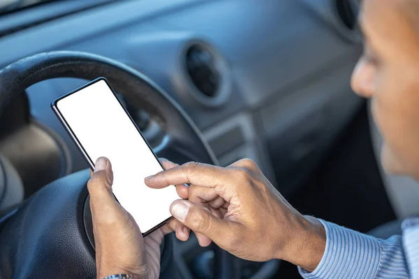 Szczegóły Dotyczące Dłoni Kierowcy Trzymającego Telefon Komórkowy Pustym Ekranem Kierownicy — Zdjęcie stockowe