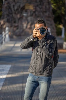 Sokakta fotoğraf çeken bir fotoğrafçı..