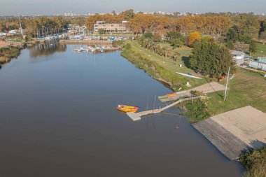 Buenos Aires, Arjantin - 16 Mayıs 2023 Rio de la Plata rıhtımında demirlemiş bir cankurtaran botunun havadan görünüşü.