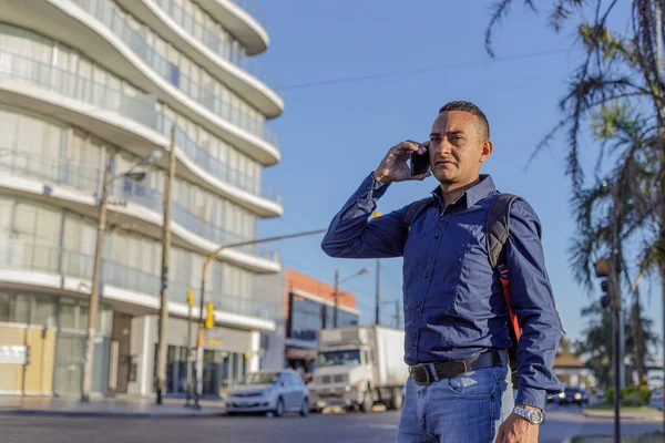 Mladý Latino Muž Městě Mluví Mobilním Telefonu Kopírovacím Prostorem — Stock fotografie