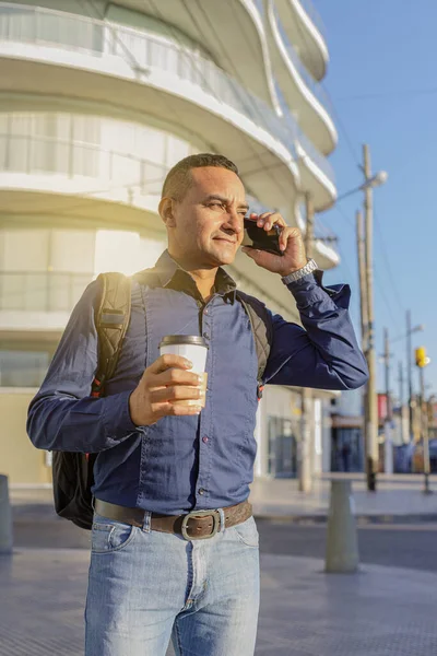 Mladý Latinský Muž Mluví Mobilním Telefonu Drží Papírový Kelímek Kávou — Stock fotografie