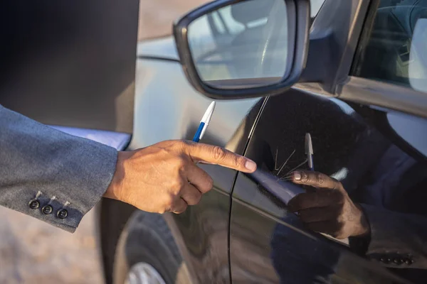 Detalhe Uma Mão Agente Seguros Apontando Arranhão Carro — Fotografia de Stock