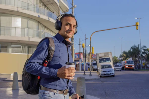Mladý Latin Muž Obleku Chodí Spěchu Mluví Mobilního Telefonu — Stock fotografie