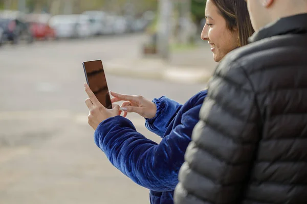 Dívka Ukazuje Svůj Mobilní Telefon Chlapa — Stock fotografie