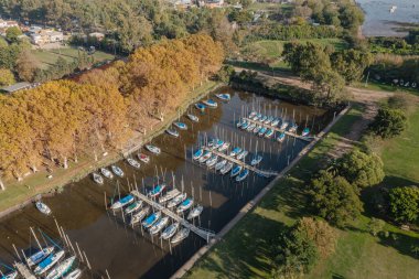 Yelkenliler, Quilmes şehrindeki Rio de la Plata kıyısındaki bir rıhtıma yanaştılar..