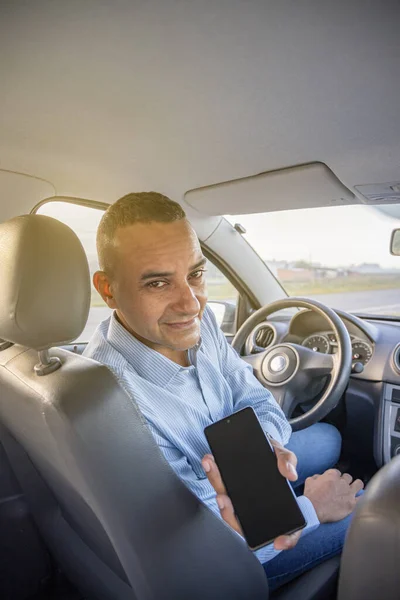 Kierowca Pokazuje Ekran Swojego Telefonu Komórkowego Samochodzie — Zdjęcie stockowe