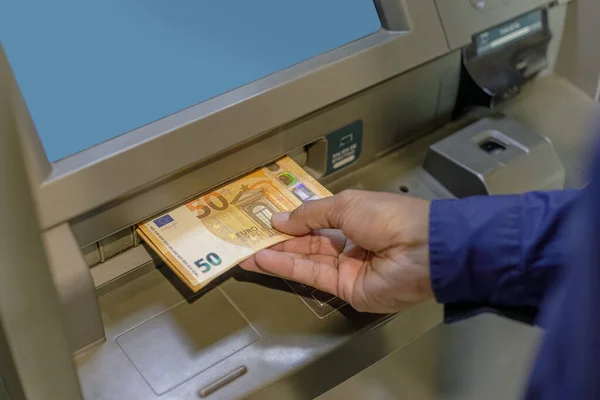 Mão Homem Extrair Euros Multibanco — Fotografia de Stock