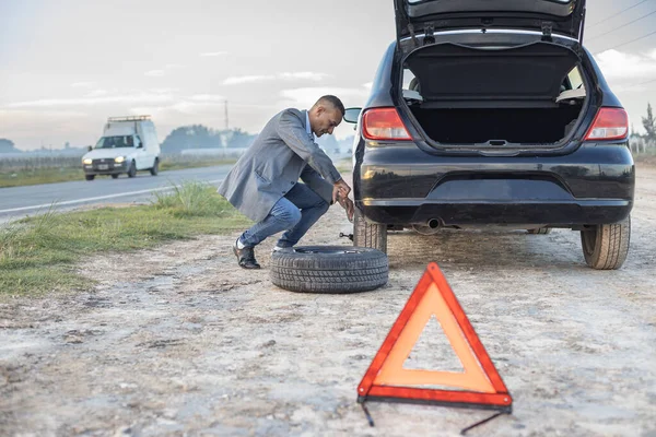 Latin Bir Adam Yolun Kenarında Arabasının Lastiğini Değiştiriyor — Stok fotoğraf