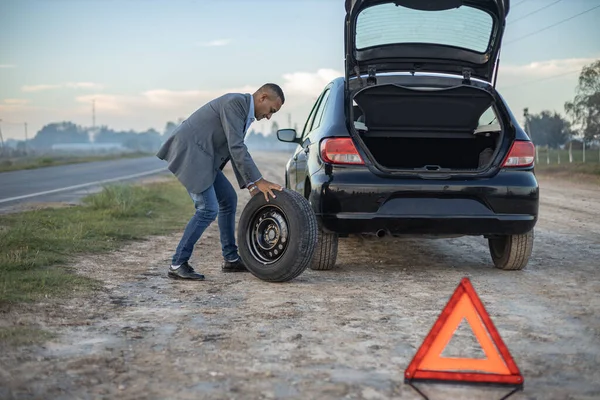 Latin Bir Adam Yolun Kenarında Arabasının Lastiğini Değiştiriyor — Stok fotoğraf