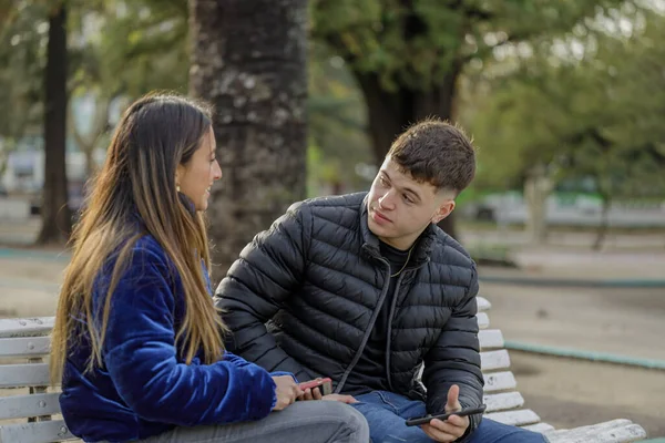 Młoda Para Rozmawiająca Ławce Parku Publicznym — Zdjęcie stockowe