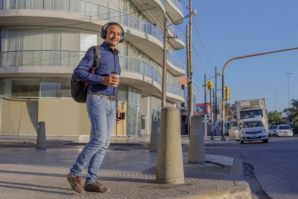 Mladý Latinský Muž Sluchátky Papírovým Kelímkem Kávou Ruce Procházející Městem — Stock fotografie