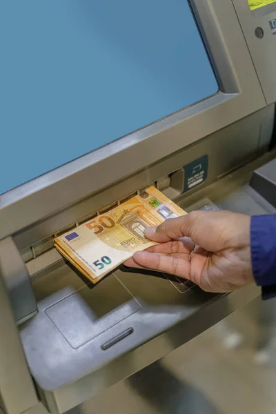 Detalhe Mão Homem Tirando Notas Euro Multibanco — Fotografia de Stock