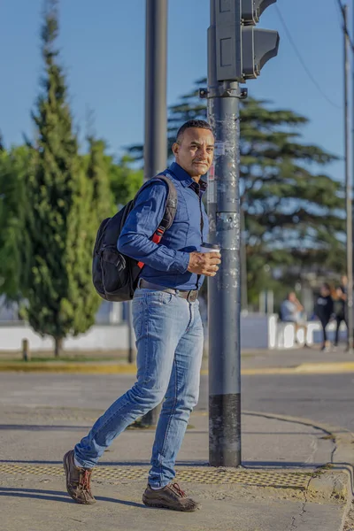 Mladý Latinský Muž Jednorázovým Šálkem Kávy Ruce Přecházející Ulici Městě — Stock fotografie