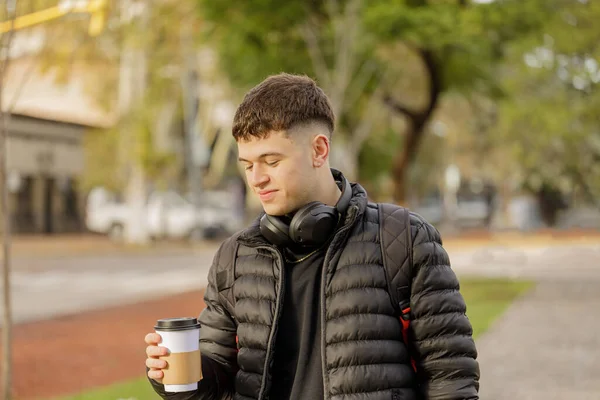Chlápek Sluchátky Pije Kávu Při Procházce Veřejným Parkem — Stock fotografie