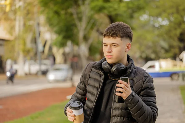 Chlapec Používá Svůj Mobilní Telefon Při Procházce Veřejným Parkem Kopírovacím — Stock fotografie