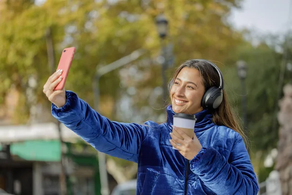 Latynoska Dziewczyna Słuchawkami Robi Sobie Selfie Telefonem Komórkowym Parku Publicznym — Zdjęcie stockowe