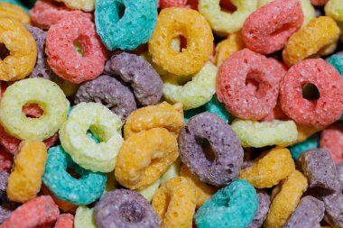 Renkli mısır gevreği halkalarının fotoğrafını kapat.