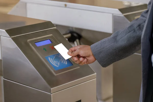 地下鉄チケットのための空白の非接触カードで支払う人の手の詳細 — ストック写真