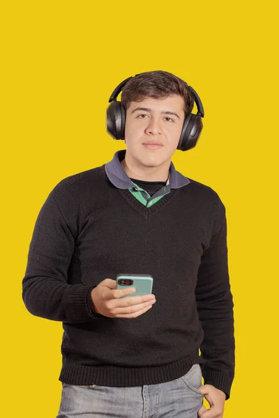 Retrato Menino Com Fones Ouvido Usando Seu Telefone Celular Isolado — Fotografia de Stock