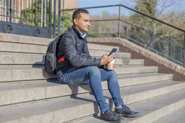 Hispánec Sedící Schodech Mobilním Telefonem Šálkem Kávy Jedno Použití — Stock fotografie