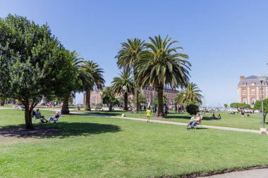 Mar del Plata, Arjantin - 30 Aralık 2023: Mar del Plata 'daki Plaza Colon' da dinlenen insanlar.