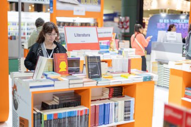 Buenos Aires, Arjantin - 9 Ocak 2024: Lady Buenos Aires Kitap Fuarında kitaplara bakıyor.
